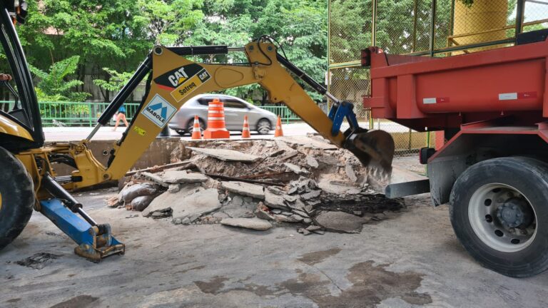 Prefeitura demolindo estacionamento improvisado