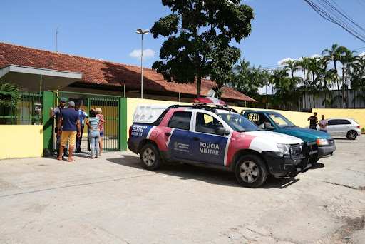 Carros da Polícia na Frente de Escola em Manaus
