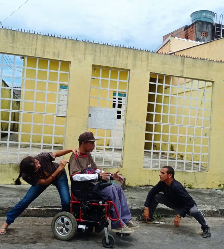 Performances artísticas vão conscientizar população sobre falta de acessibilidade nas ruas de Manaus