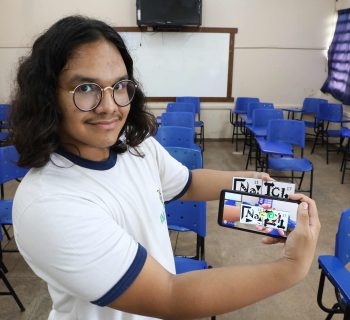 Estudantes usam aplicativo de realidade aumentada para aprender química
