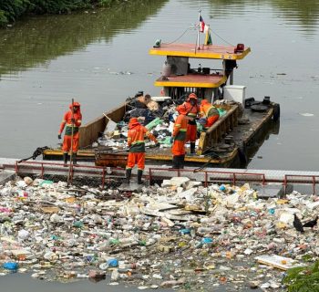 Nova ecobarreira segura 40 toneladas de lixo que iriam ao rio Negro