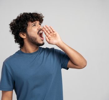 Áudios longos, reuniões e chamadas: estamos falando mais e pior? Especialista alerta para sobrecarga vocal na era digital