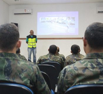 Militares da Aeronáutica são orientados sobre a condução segura de motocicletas e viaturas oficiais