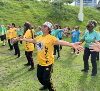 Idosos da FUnATI fazem apresentação especial de Tai Chi Chuan na Ponta Negra