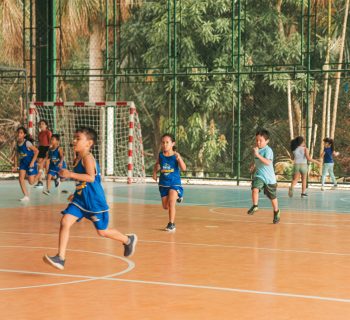 Sesc oferece iniciação esportiva gratuita para crianças e adolescentes em futsal, atletismo, handebol, basquete, vôlei e natação