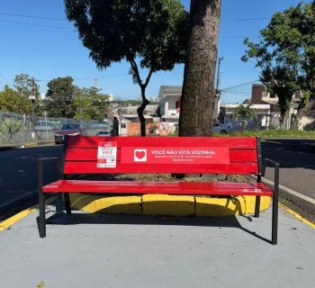 Polícia Federal instala banco vermelho em frente à sua sede em Manaus para alertar sobre a violência de gênero