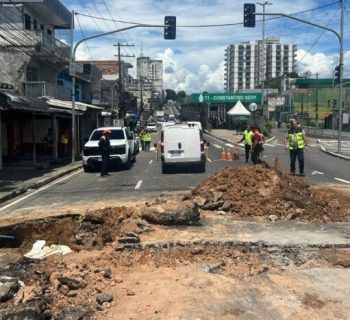 Pista afunda na Constantino Nery por causa do desgaste na tubulação de esgoto