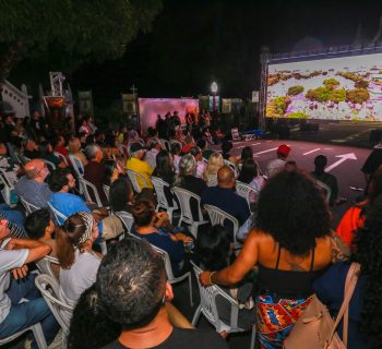 Documentário é exibido dentro do cemitério de São João Baptista